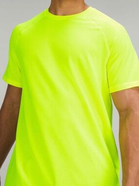 Lululemon Metal Vent Tech Short-Sleeve Shirt Men's Large  YELLOW